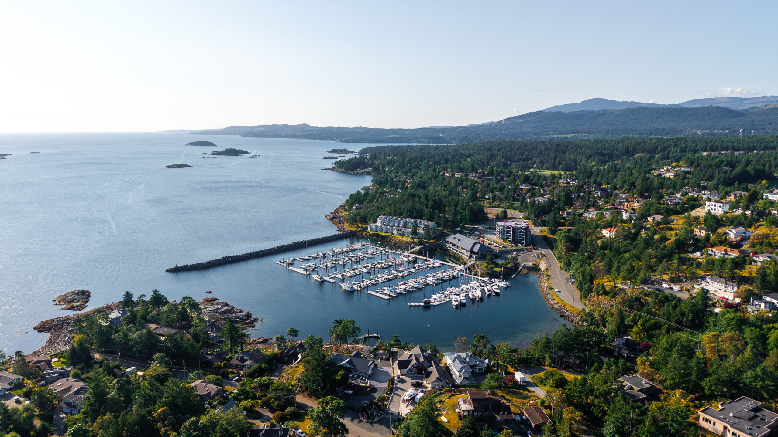 https://fairwinds.ca/wp-content/uploads/Fairwinds_Marina-15-scaled.jpg